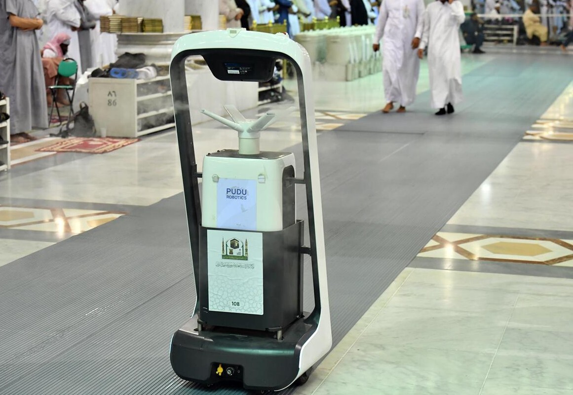 تقنية الروبوتات في خدمة الحج