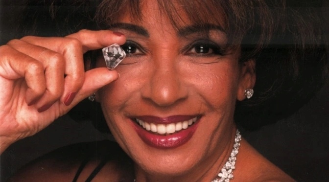 دار سوثبيز للمزادات تستضيف مزاداً خاصاً بمجوهرات المغنية شيرلي باسي