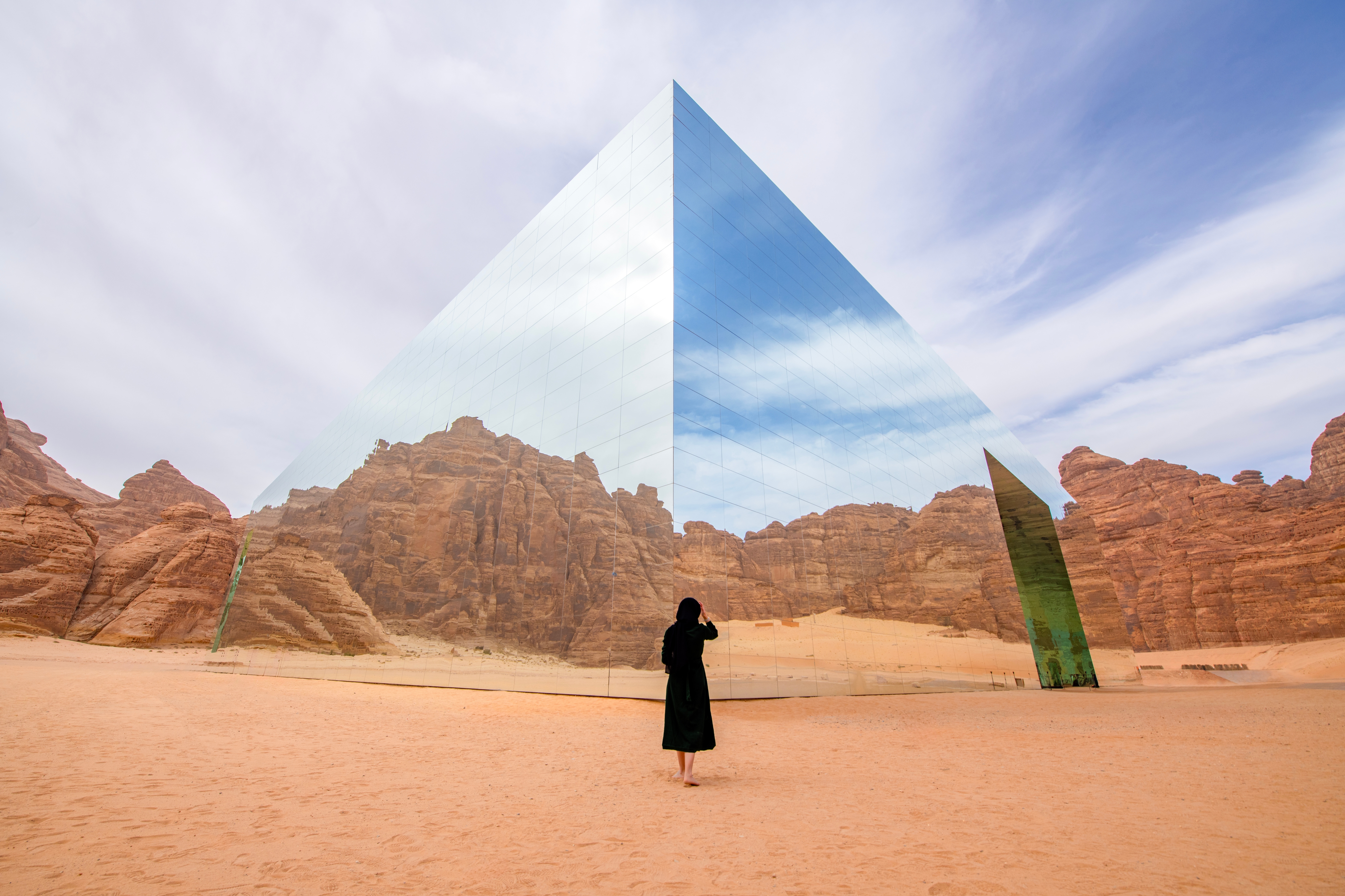 قاعة مرايا في العلا: وجهة صحراوية بطراز عالمي