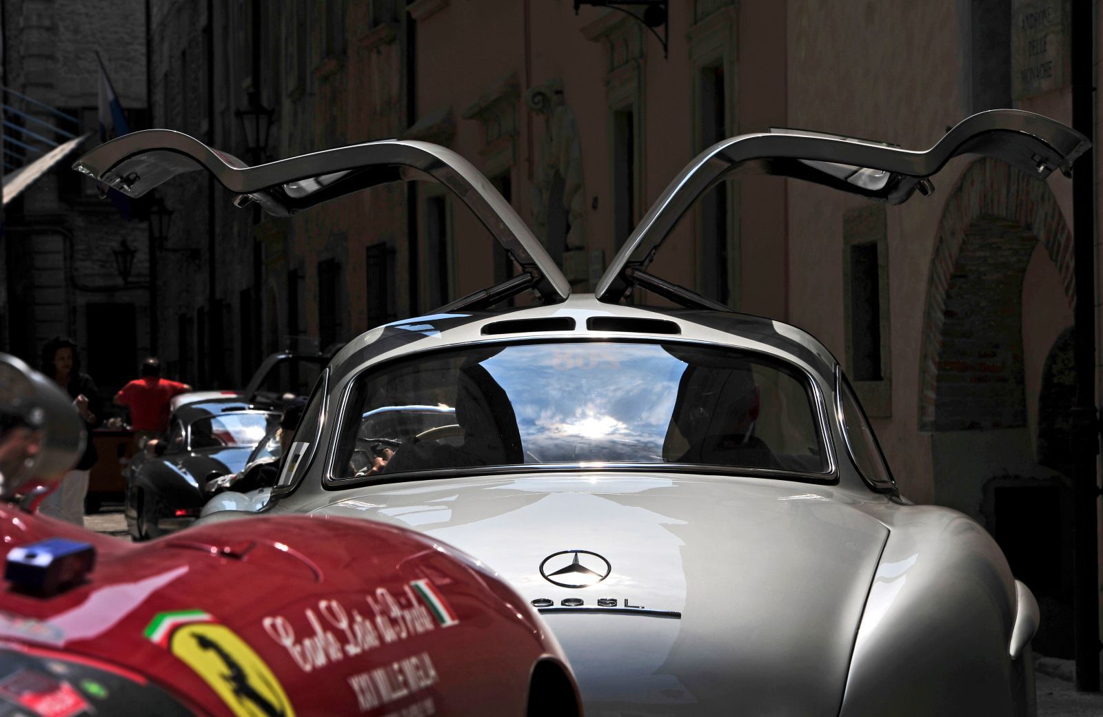 السرعة، الأسلوب، والأصالة: سيارات كلاسيكية خارقة تخطف الأنظار في ميلانو