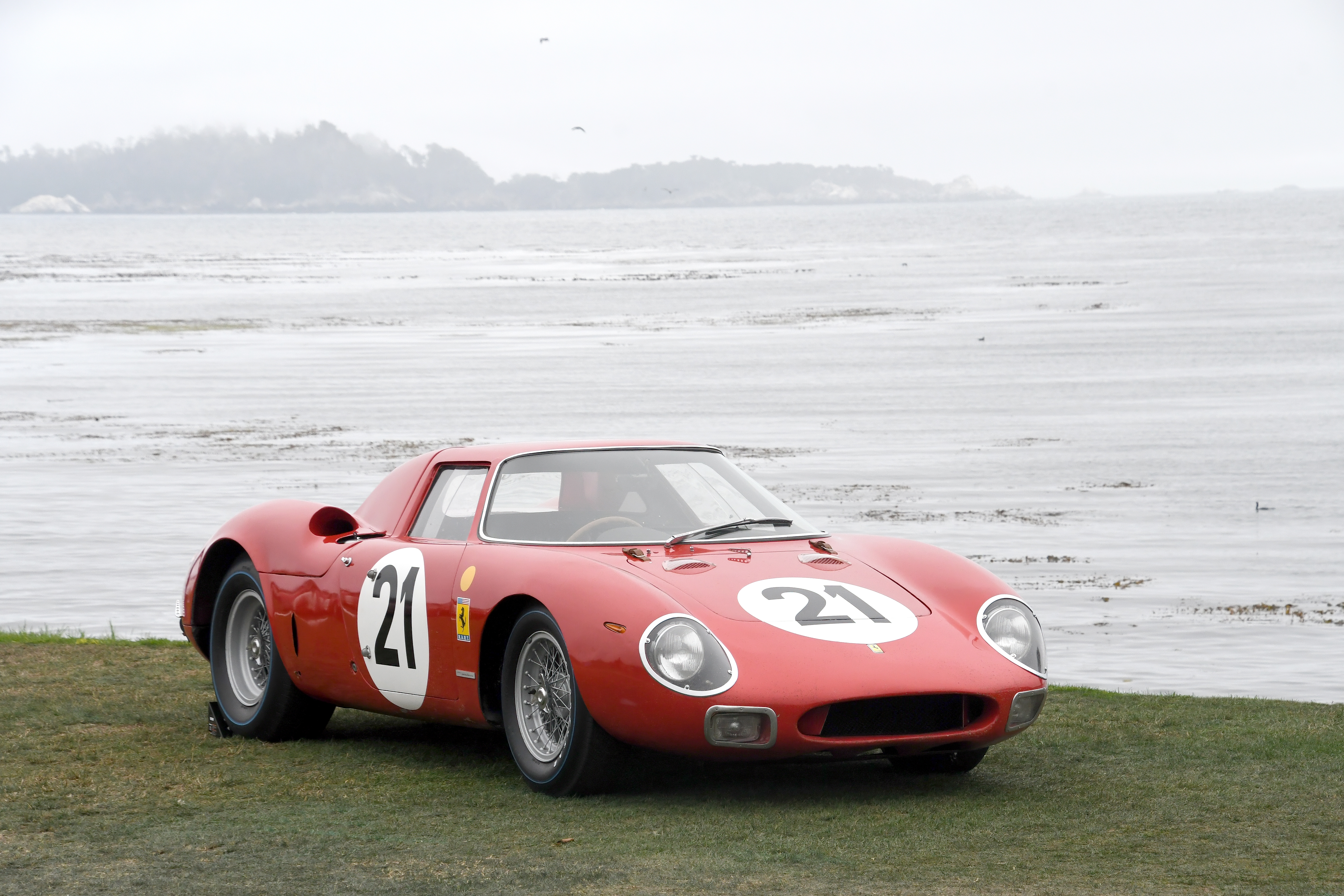 فيراري إل إم 250 موديل 1964: أيقونة حقيقية في مزاد آر إم سوثبيز في باريس